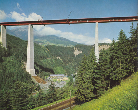 Montagearbeiten an der Stahlkonstruktion der Europabrücke (1962)